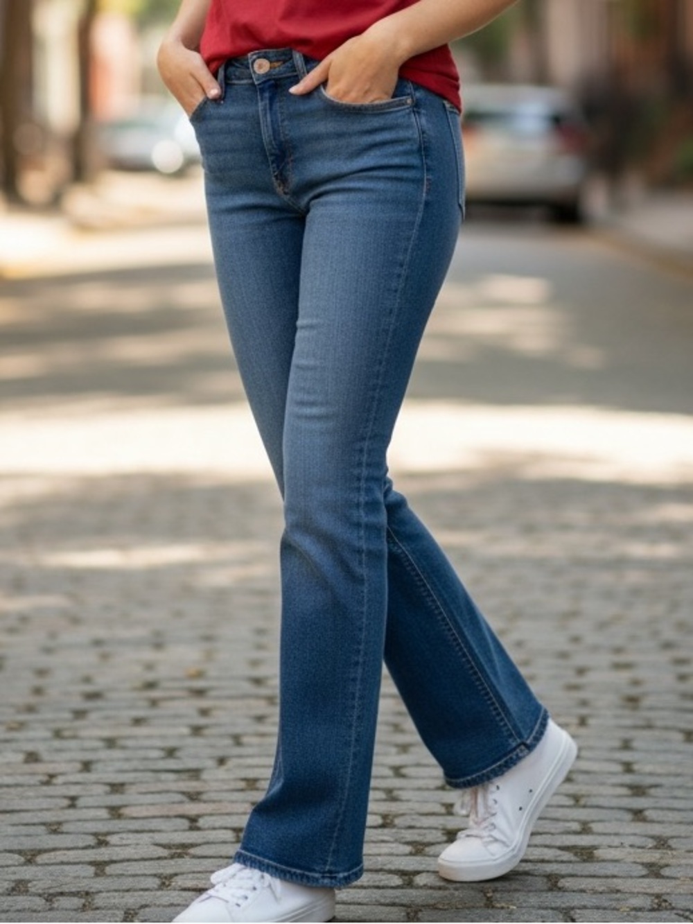VINTAGE DKNY “Madison” Jeans, size 9/10 
Lightly Distressed Denim